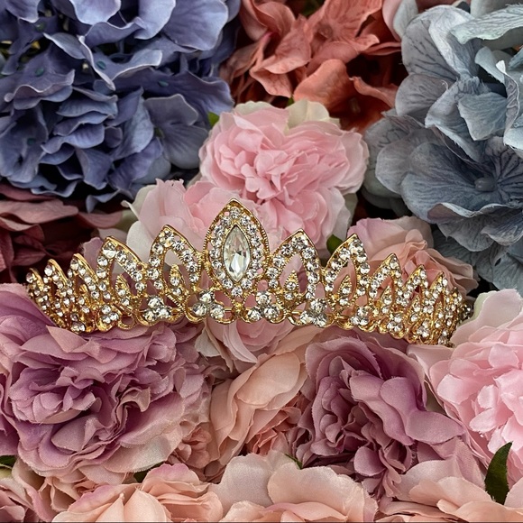 Gorgeous Silver Crystal Teardrop Bridal Tiara - Picture 13 of 16